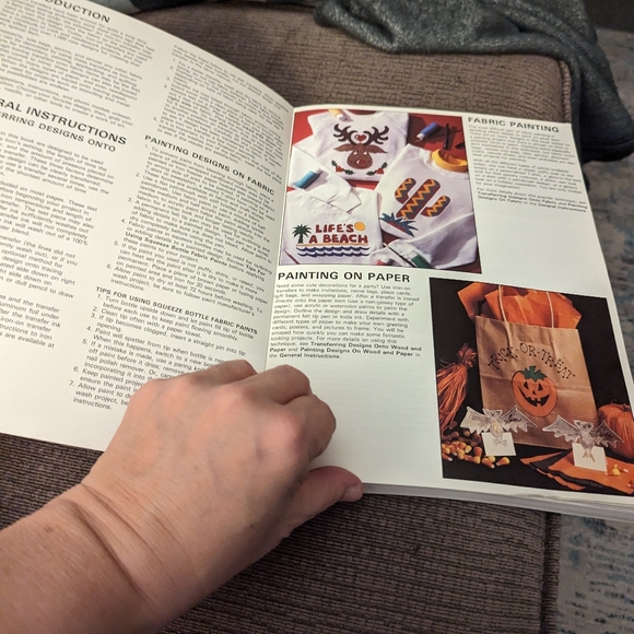 3/$30. Leisure Arts Iron On Transfers Book. Over 1000 Designs. Vintage. - Picture 9 of 15